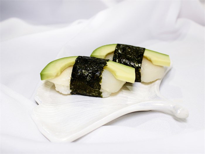 НИГИРИ С МОРСКИМ ГРЕБЕШКОМ И АВОКАДО 1000590