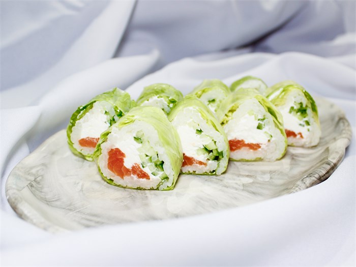 РОЛЛ  В РИСОВОЙ БУМАГЕ С ЛОСОСЕМ И САЛАТОМ АЙСБЕРГ 1000585