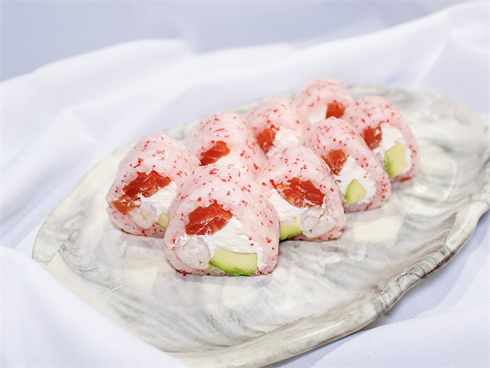 РОЛЛ В РИСОВОЙ БУМАГЕ СО СЛАБОСОЛЕНЫМ ЛОСОСЕМ И КРЕВЕТКОЙ 1000591