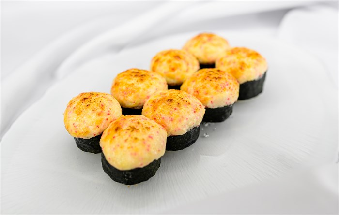 ЗАПЕЧЕННЫЙ РОЛЛ С ЛОСОСЕМ ТЕРИЯКИ 1000870