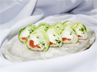 РОЛЛ  В РИСОВОЙ БУМАГЕ С ЛОСОСЕМ И САЛАТОМ АЙСБЕРГ 1000585 - фото 4647